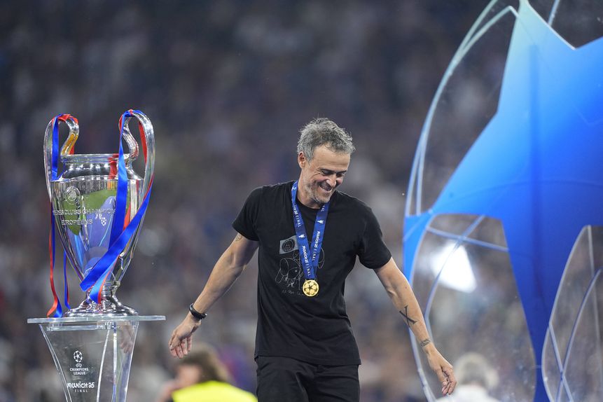 Luis Enrique, treinador do PSG, depois de vencer a UEFA Champions League