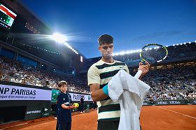 Alcaraz cede set, mas avança em Roland Garros