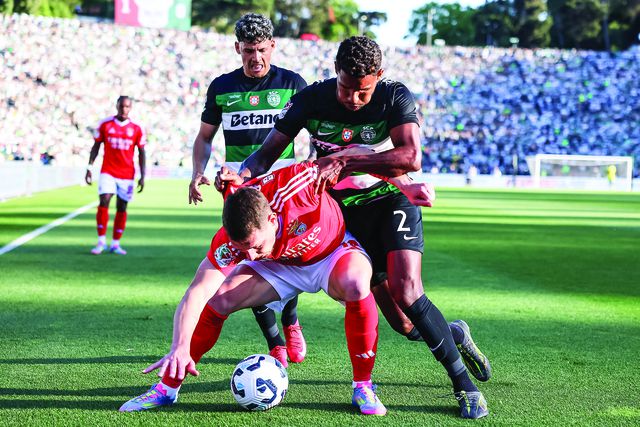 Belotti (Benfica) protege a bola de Matheus Reis (Sporting) antes do polémico pisão