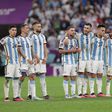 Enzo Fernández e Di María num jogo do Mundial 2022, no Qatar
