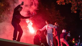 Incêndios e cargas policiais: caos em Paris após a vitória do PSG