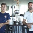 Rafael Quintas e Bino Maçães com o troféu de sub-17 a conquistar (Imagem UEFA)