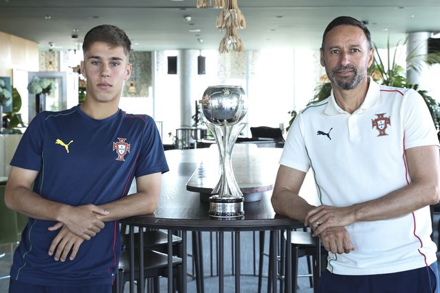 Rafael Quintas e Bino Maçães com o troféu de sub-17 a conquistar (Imagem UEFA)