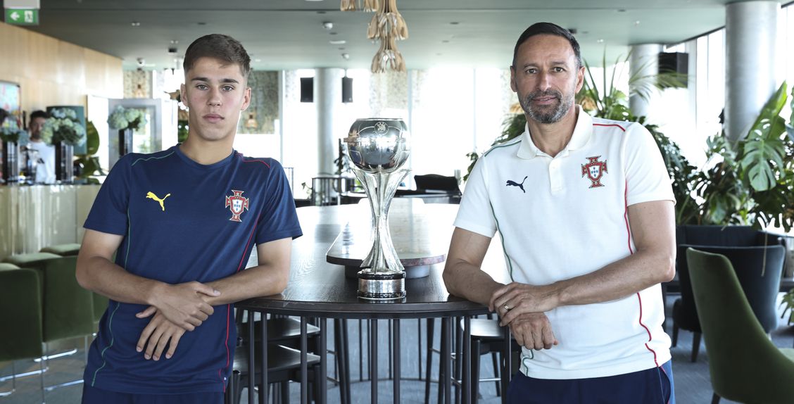 Rafael Quintas e Bino Maçães com o troféu de sub-17 a conquistar (Imagem UEFA)