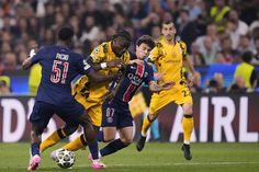 João Neves tenta parar Marcus Thuram (Foto: IMAGO)