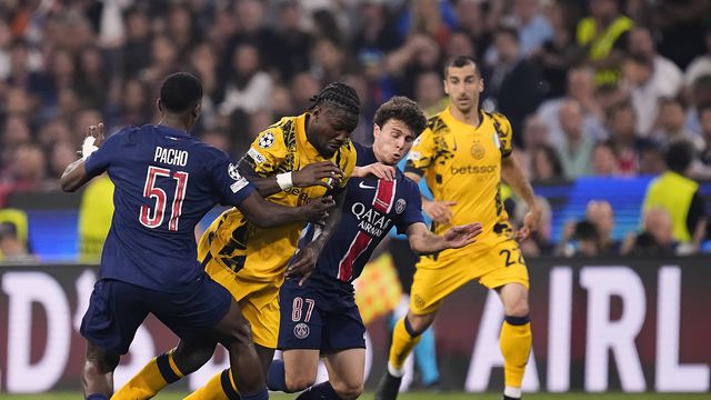 João Neves tenta parar Marcus Thuram (Foto: IMAGO)