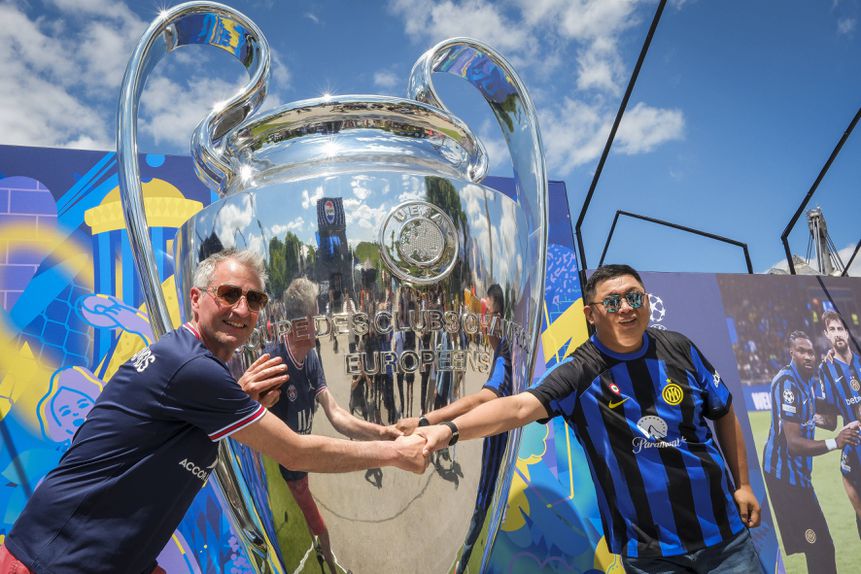 Uma réplica aumentada da Taça da UEFA Champions League em Munique, palco da final de 2025