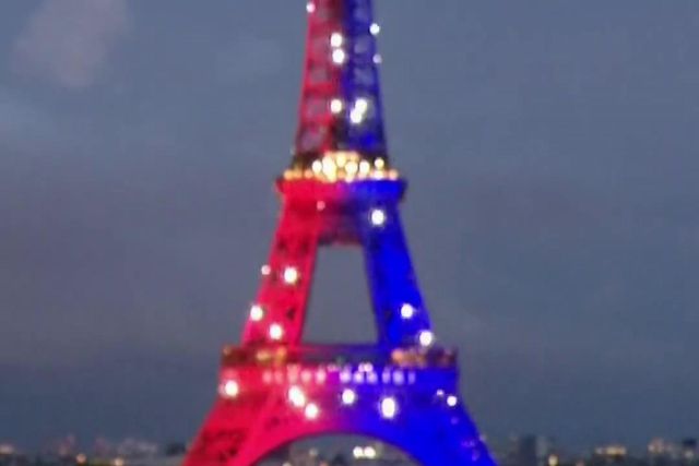 Torre Eiffel iluminada com as cores do PSG