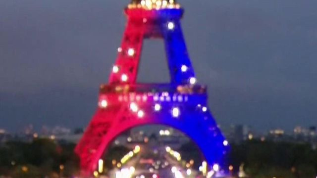 Torre Eiffel iluminada com as cores do PSG