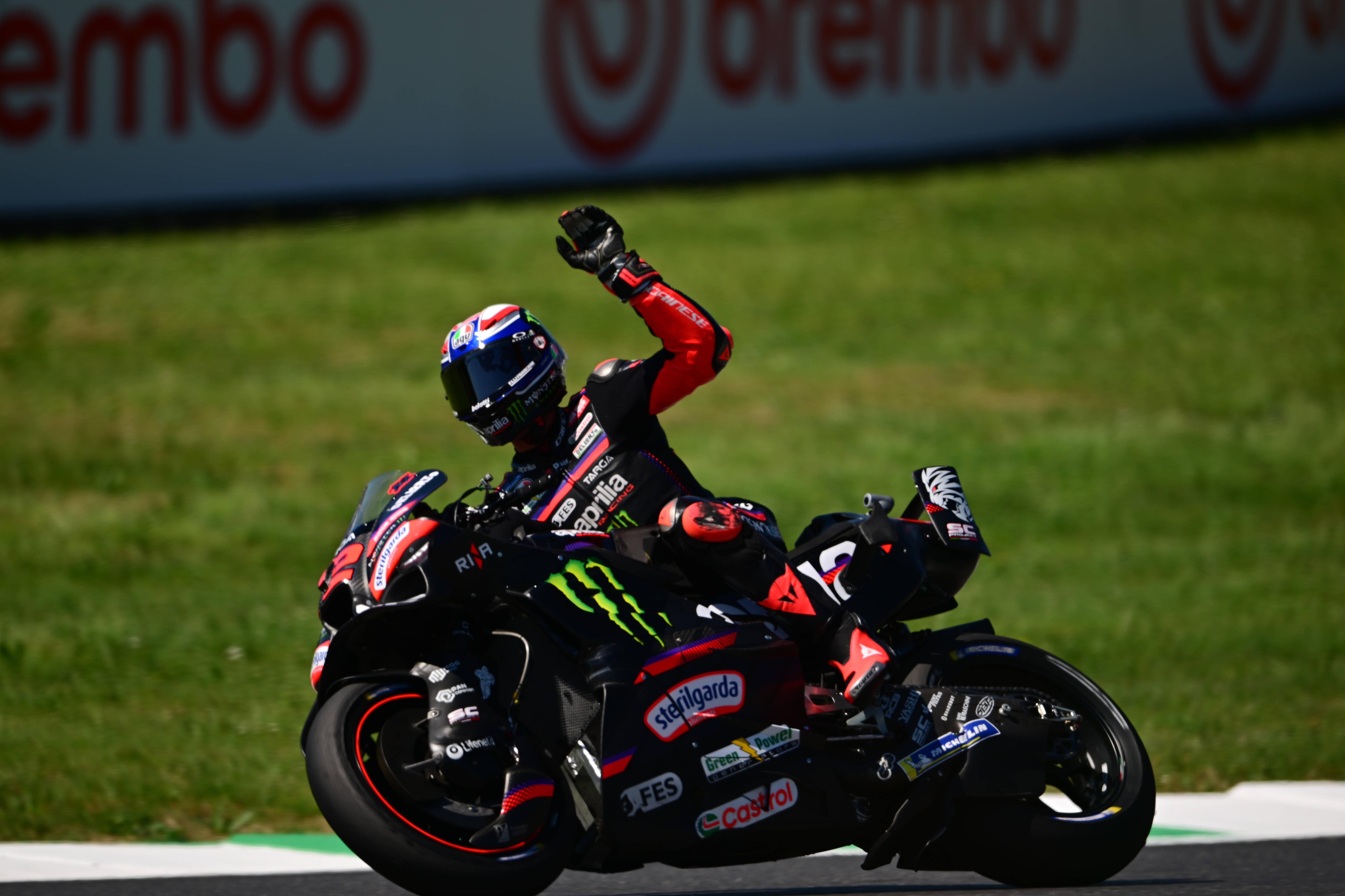 O italiano Marco Bezzecchi bateu o companheiro de equipa, Jorge Martín, e Bagnaia, que se juntaram ao pódio em Mugello. IMAGO