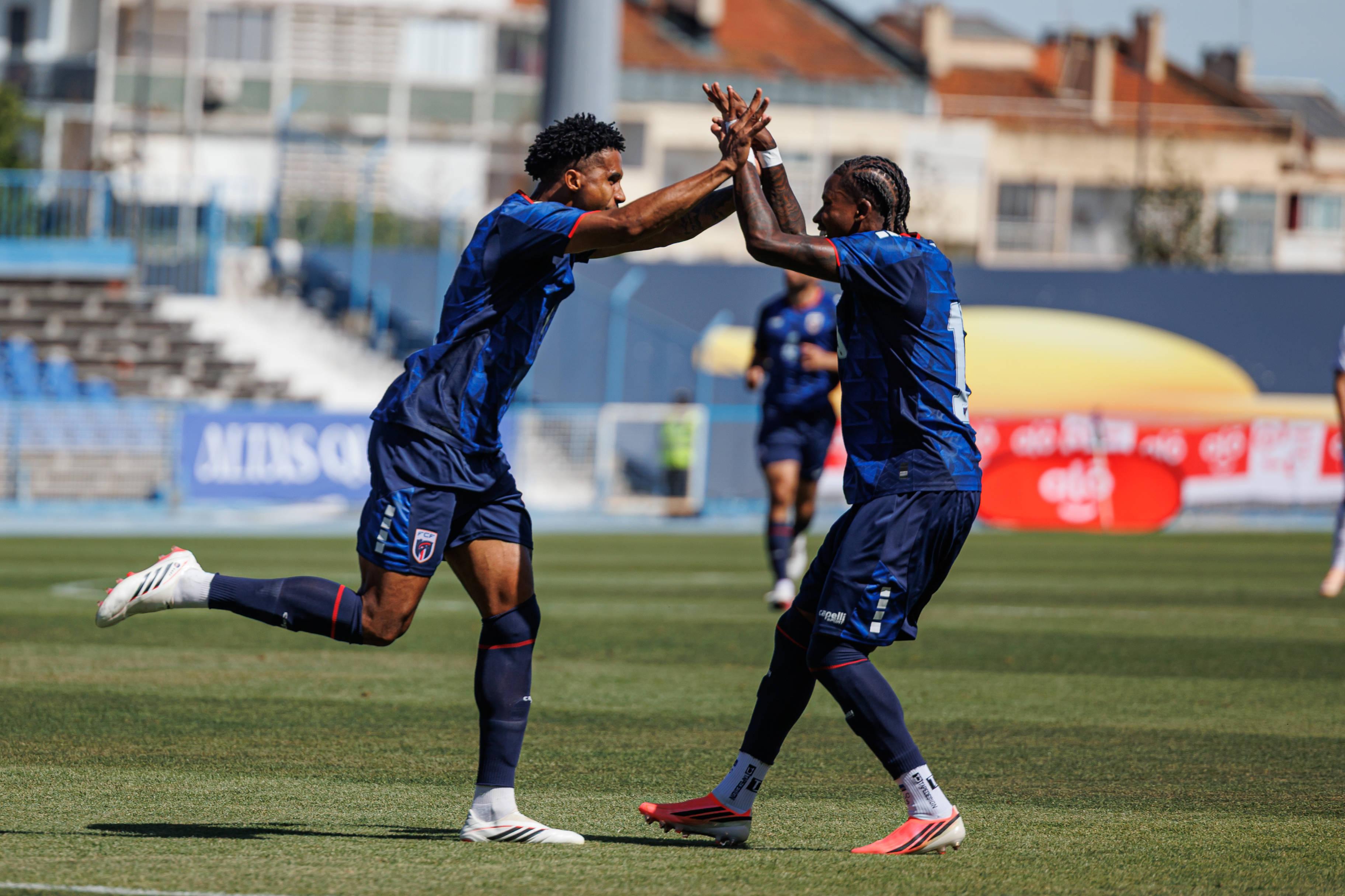 Kevin Pina, que abriu o marcador, a festejar com Sidny Lopes Cabral