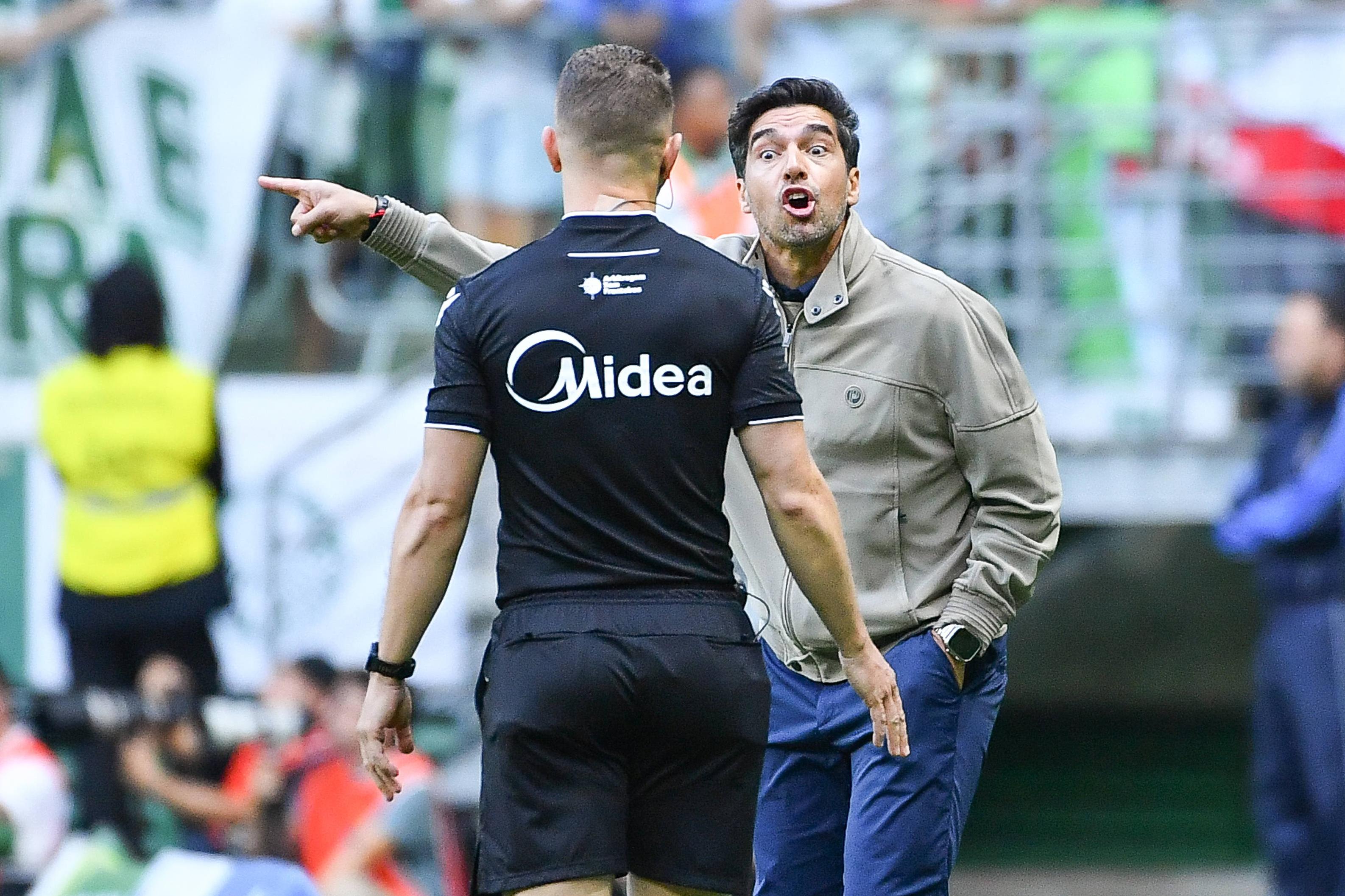 Abel Ferreira viu amarelo frente à Chapecoense por protestos