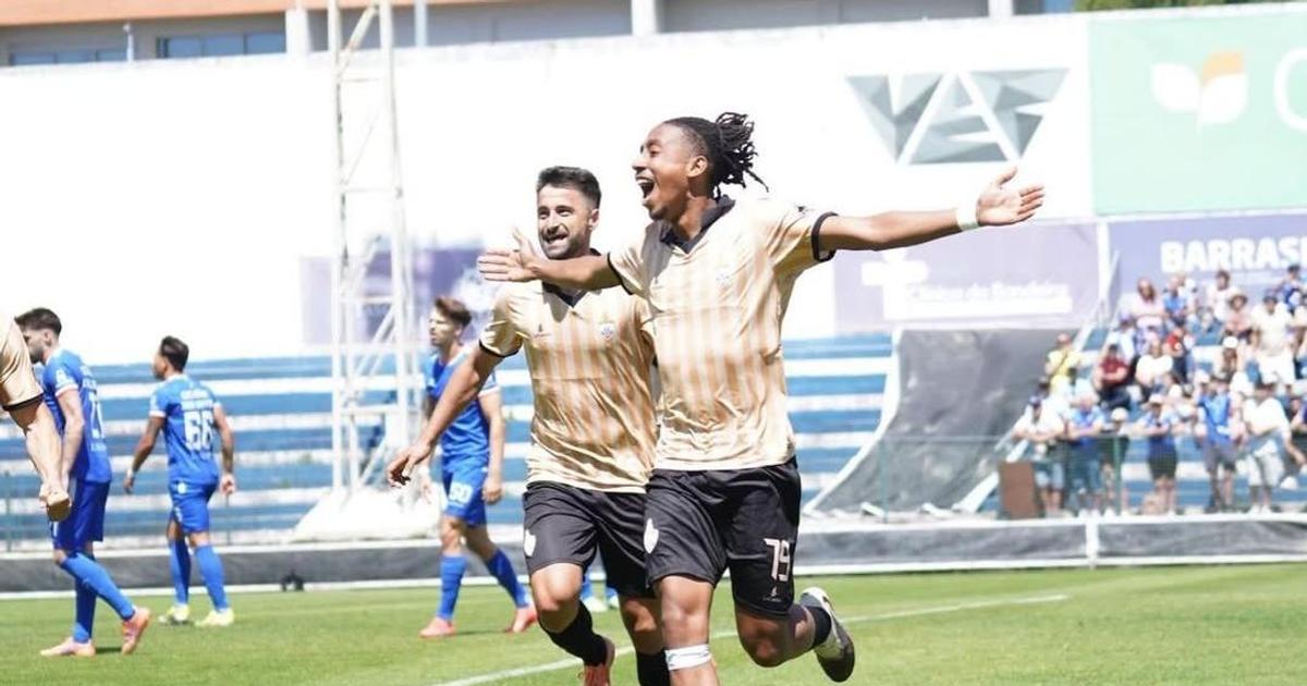 Vianense vence Rebordosa e sobe à Liga 3 com a ajuda do Leça
