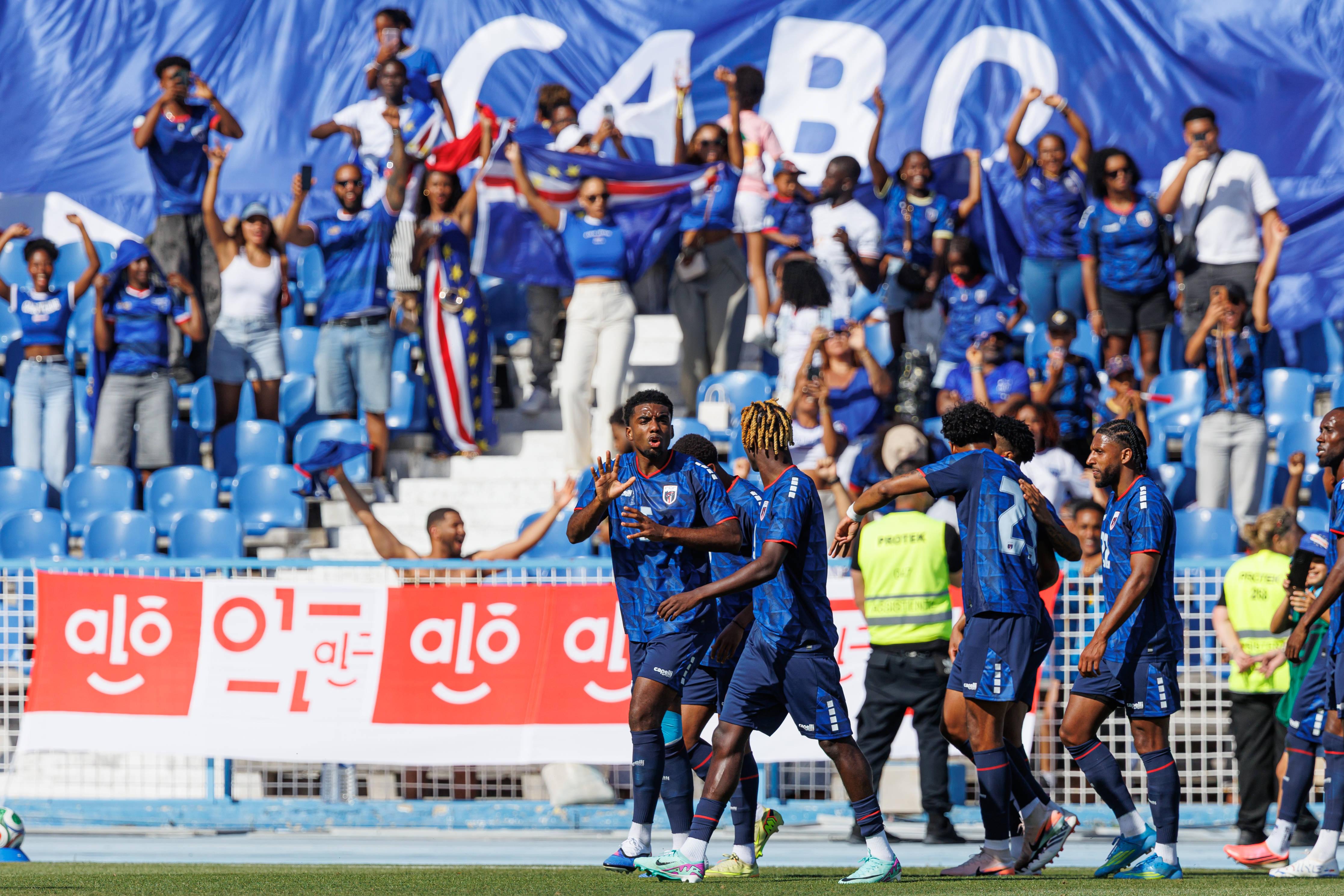 Festejos dos jogadores de Cabo Verde com as bancadas bem preenchidas