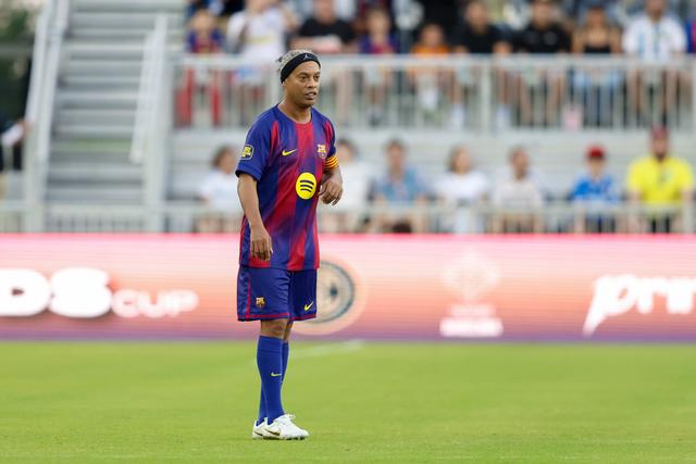 E se Ronaldinho fosse reforço... do Rio Ave?