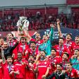 Paulinho e companheiros do Toluca levantam a Taça de campeões da Concacaf