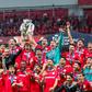 Paulinho e companheiros do Toluca levantam a Taça de campeões da Concacaf