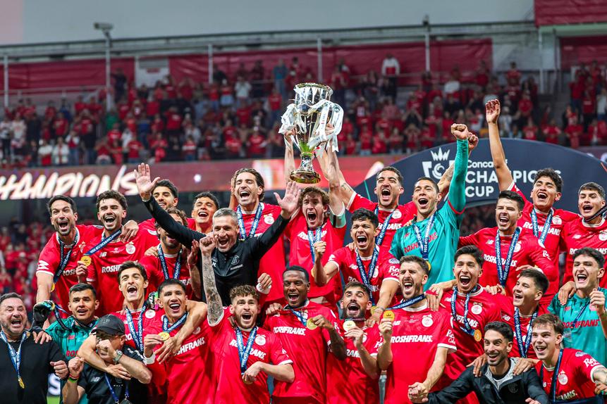 Paulinho e companheiros do Toluca levantam a Taça de campeões da Concacaf