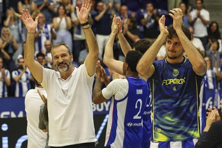 Fernando Sá, treinador do FC Porto, após a vitória       Fotografia Imago