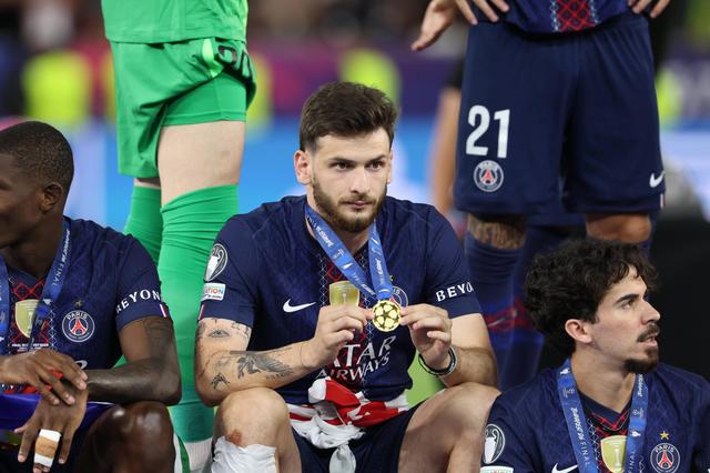 Kvaratskhelia com a medalha de campeão da Europa