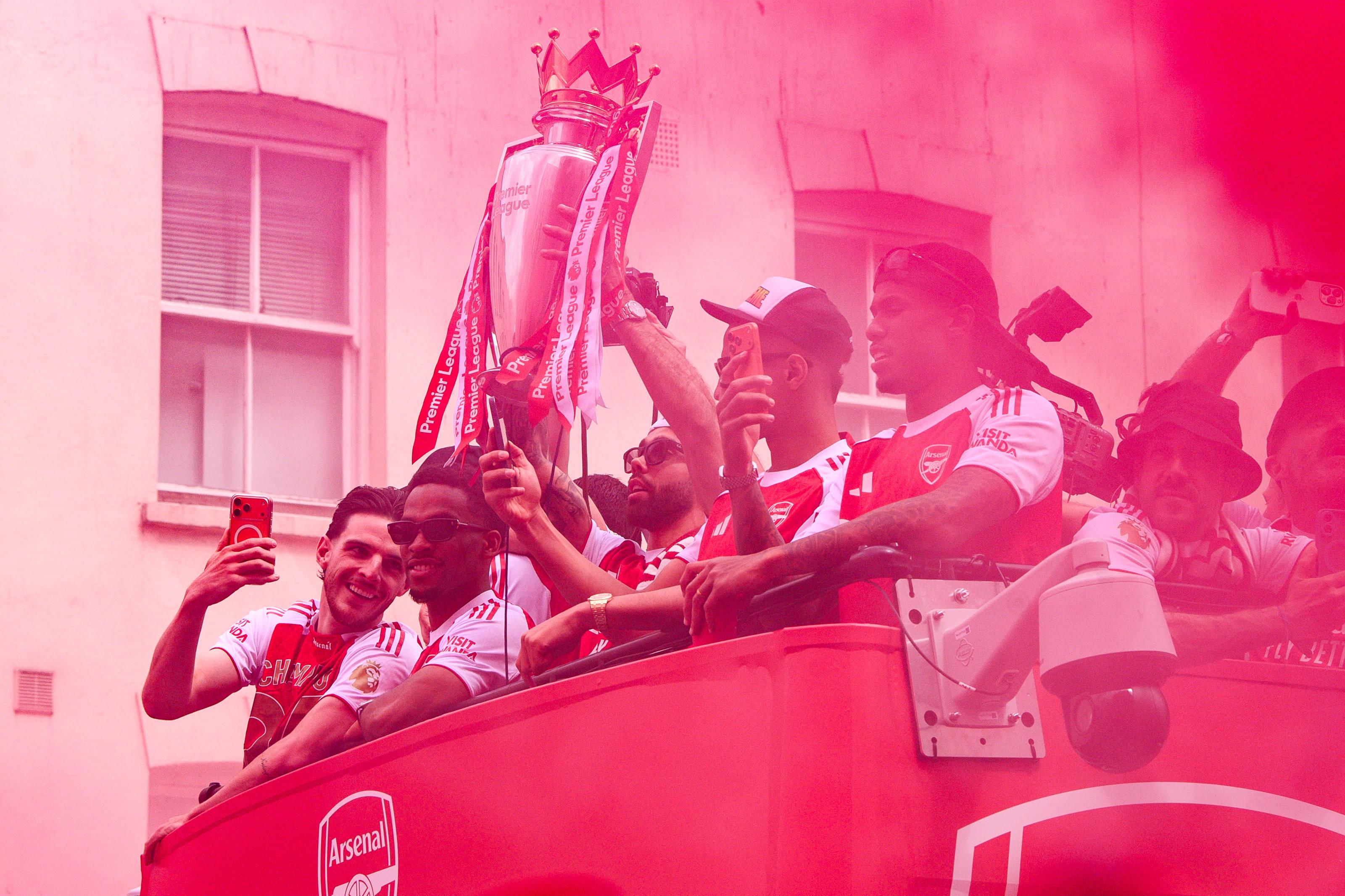 Arsenal encheu as ruas do centro de Londres para celebrar a conquista da Premier League 25/26 - foto: Imago
