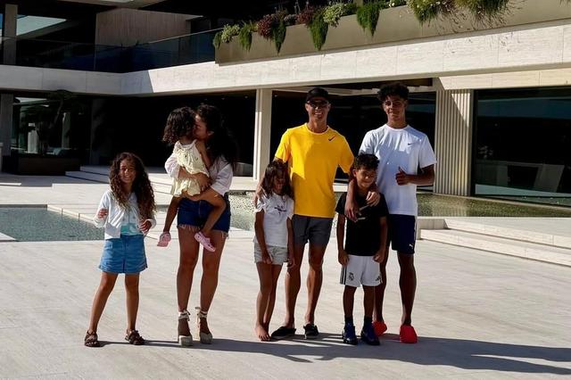 Cristiano Ronaldo partilhou fotografia com a família - Foto: Cristiano Ronaldo/Instagram