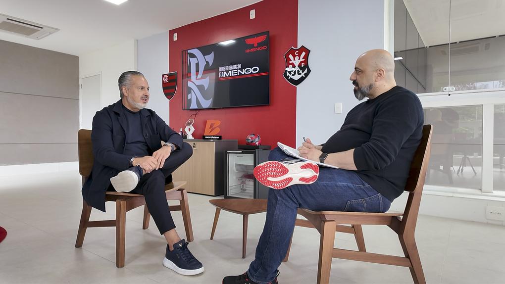 José Boto à conversa com A BOLA no Ninho do Urubu — Foto: Maycon Quiozini