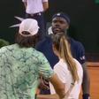 Jamie Faria e Tiafoe na rede com a árbitra