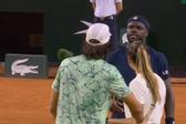 Jamie Faria e Tiafoe na rede com a árbitra