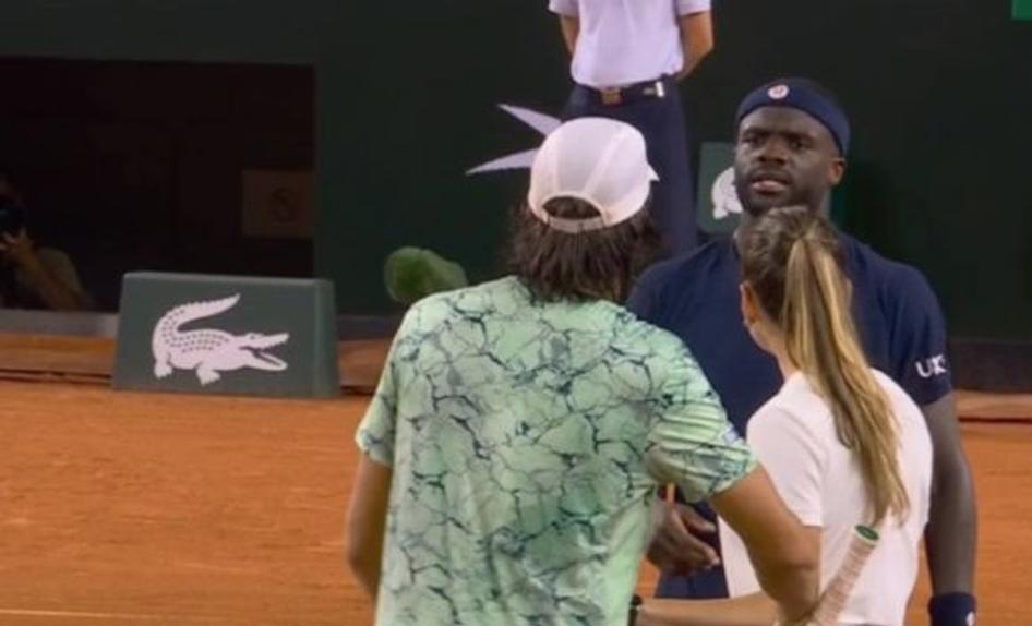 Jamie Faria e Tiafoe na rede com a árbitra
