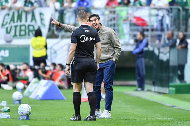 Abel Ferreira viu amarelo frente à Chapecoense por protestos