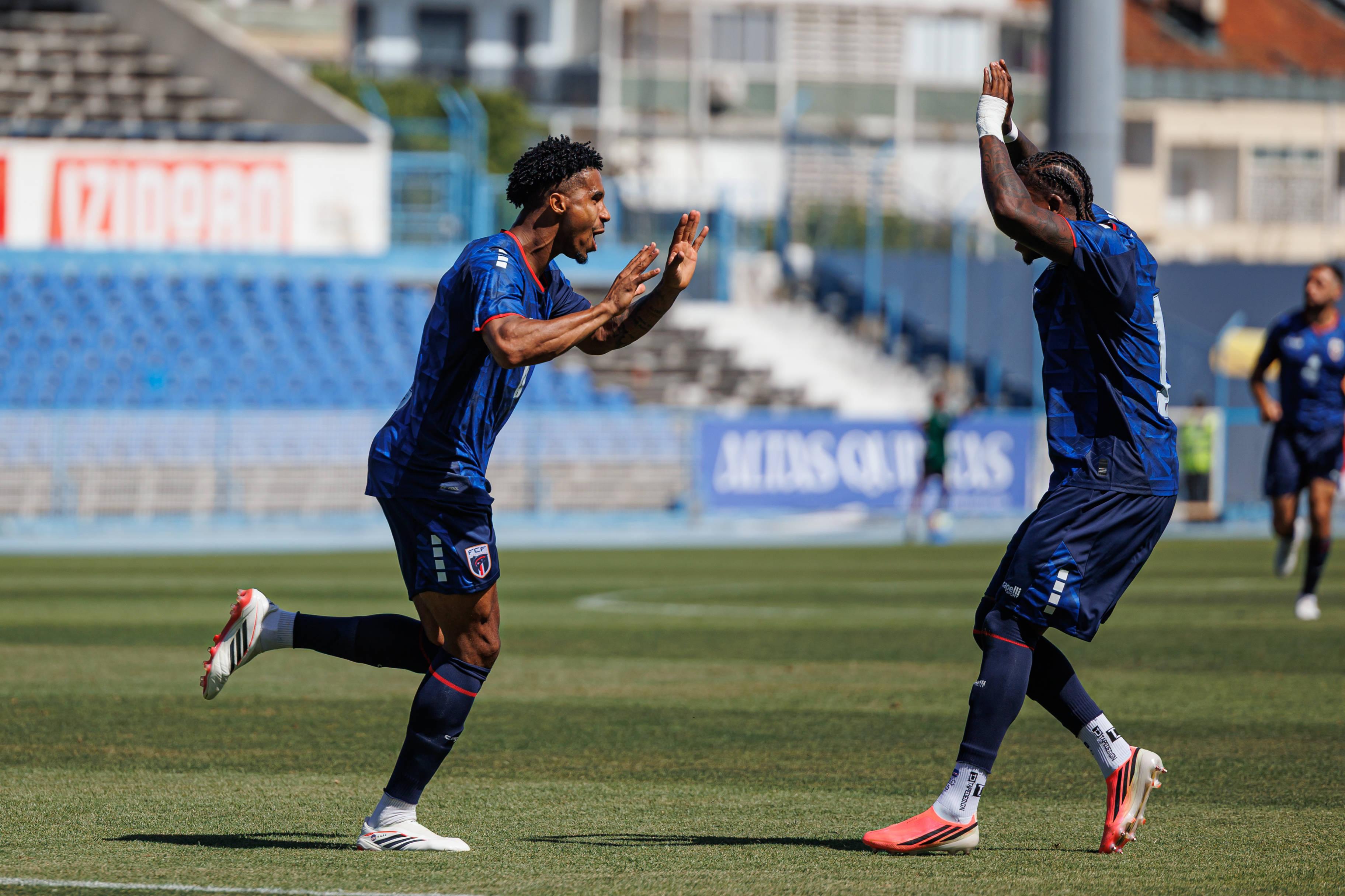 Kevin Pina, que abriu o marcador, a festejar com Sidny Lopes Cabral