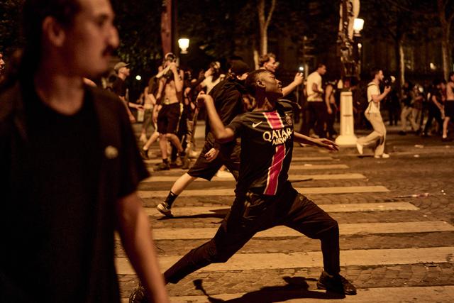 As celebrações da vitória do PSG na UEFA Champions League foram marcadas por distúrbios que levaram a 416 detenções em toda a França, das quais 283 na região de Paris - foto: Imago