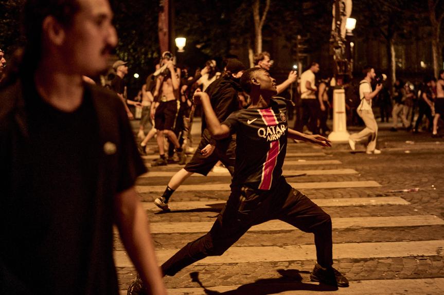 As celebrações da vitória do PSG na UEFA Champions League foram marcadas por distúrbios que levaram a 416 detenções em toda a França, das quais 283 na região de Paris - foto: Imago