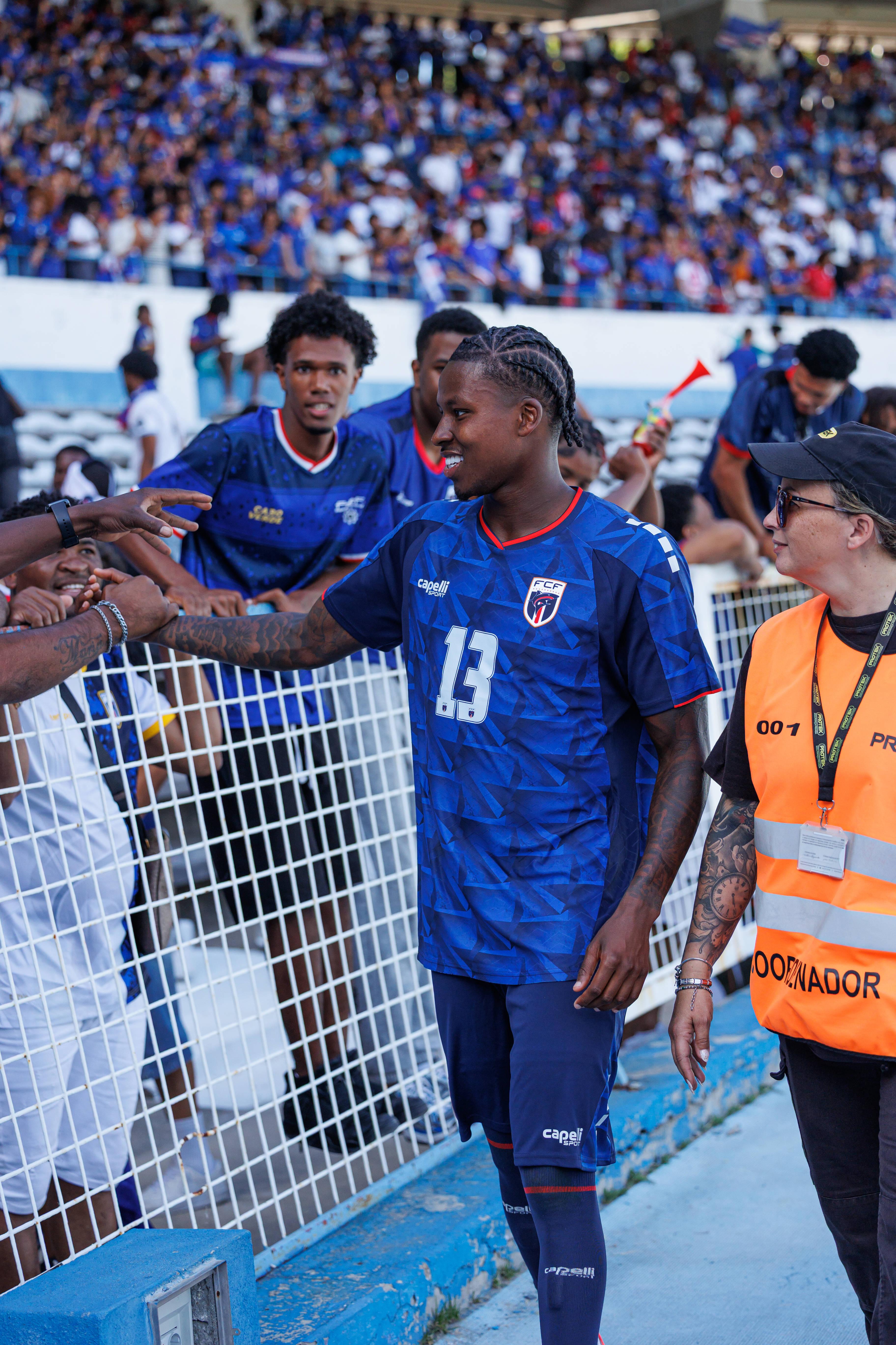 Sidny Lopes Cabral com adeptos de Cabo Verde