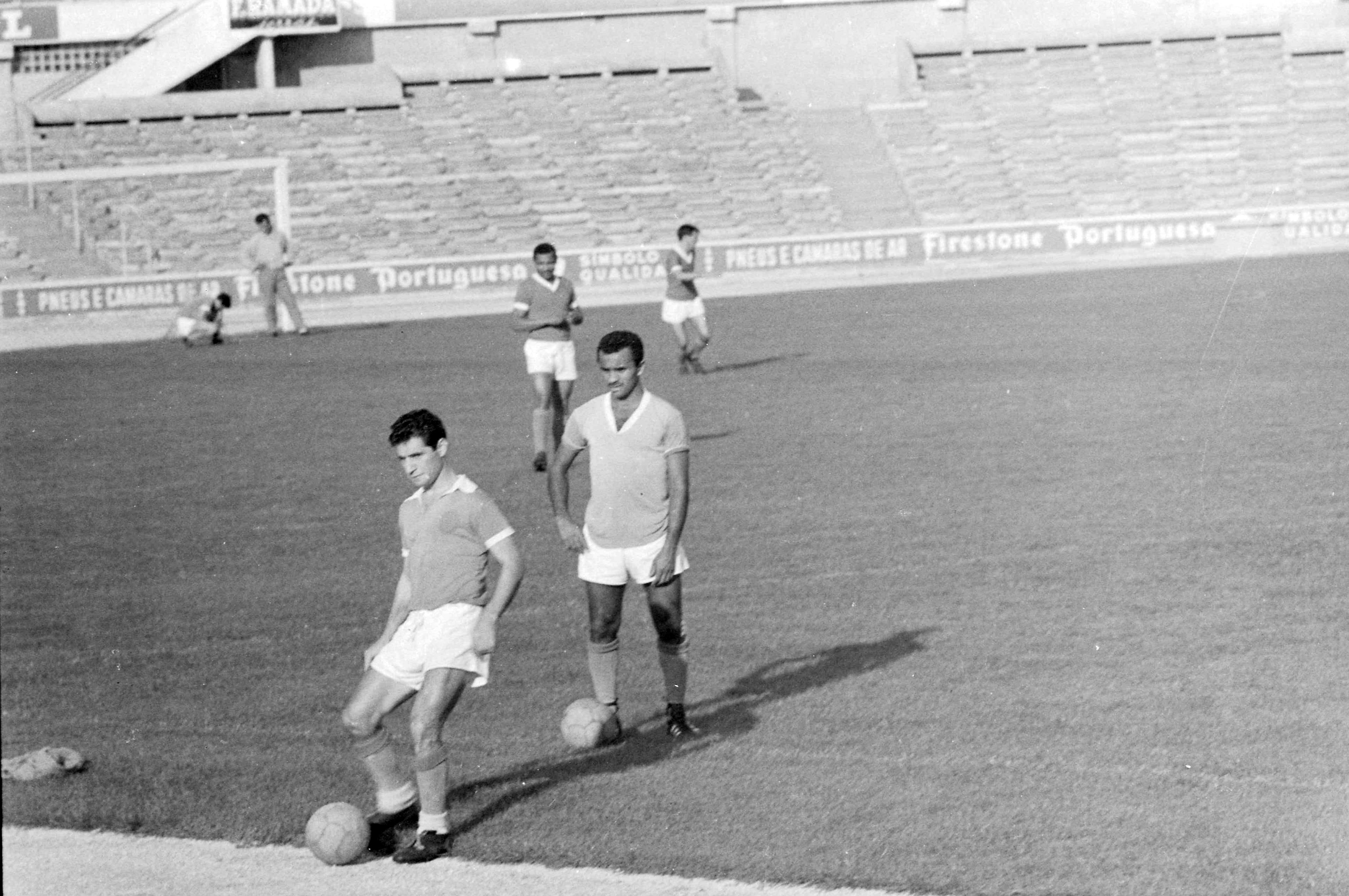 Cruz (esquerda) - Benfica (1960/61 e 1961/62) - Foto: ASF/PRESS PHOTO AGENCY