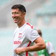Lewandowski esteve à conversa com jovem extremo do FC Porto na concentração da seleção polaca