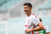 Lewandowski esteve à conversa com jovem extremo do FC Porto na concentração da seleção polaca