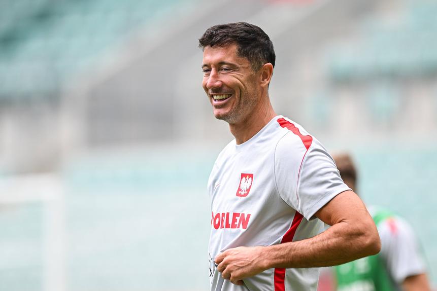 Lewandowski esteve à conversa com jovem extremo do FC Porto na concentração da seleção polaca