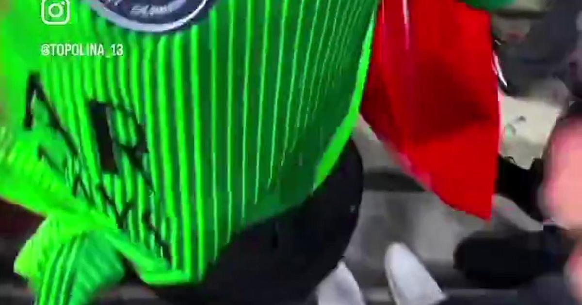 Mulher de Safonov improvisa bandeira da Rússia nos festejos