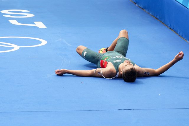 Vasco Vilaça, exausto, após a conclusão da prova de tritalo, nos Jogos Olímpicos Paris 2024 (JOSÉ SENA GOULÃO/Lusa)