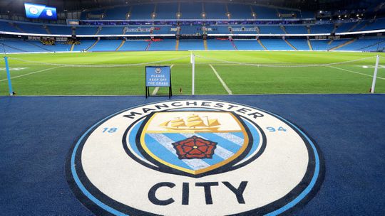 Manchester City multado em 2,4 milhões de euros