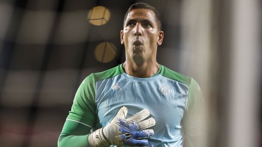 Estoril: Robles oficializado na baliza por duas temporadas