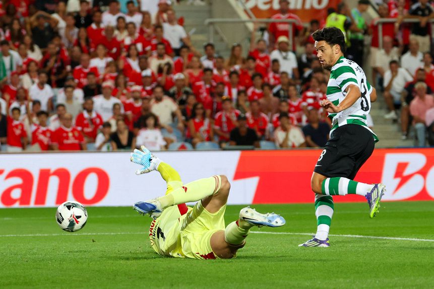 Pedro Gonçalves acaba de marcar após passe de Harder mas o golo foi anulado por fora de jogo do dinamarquês