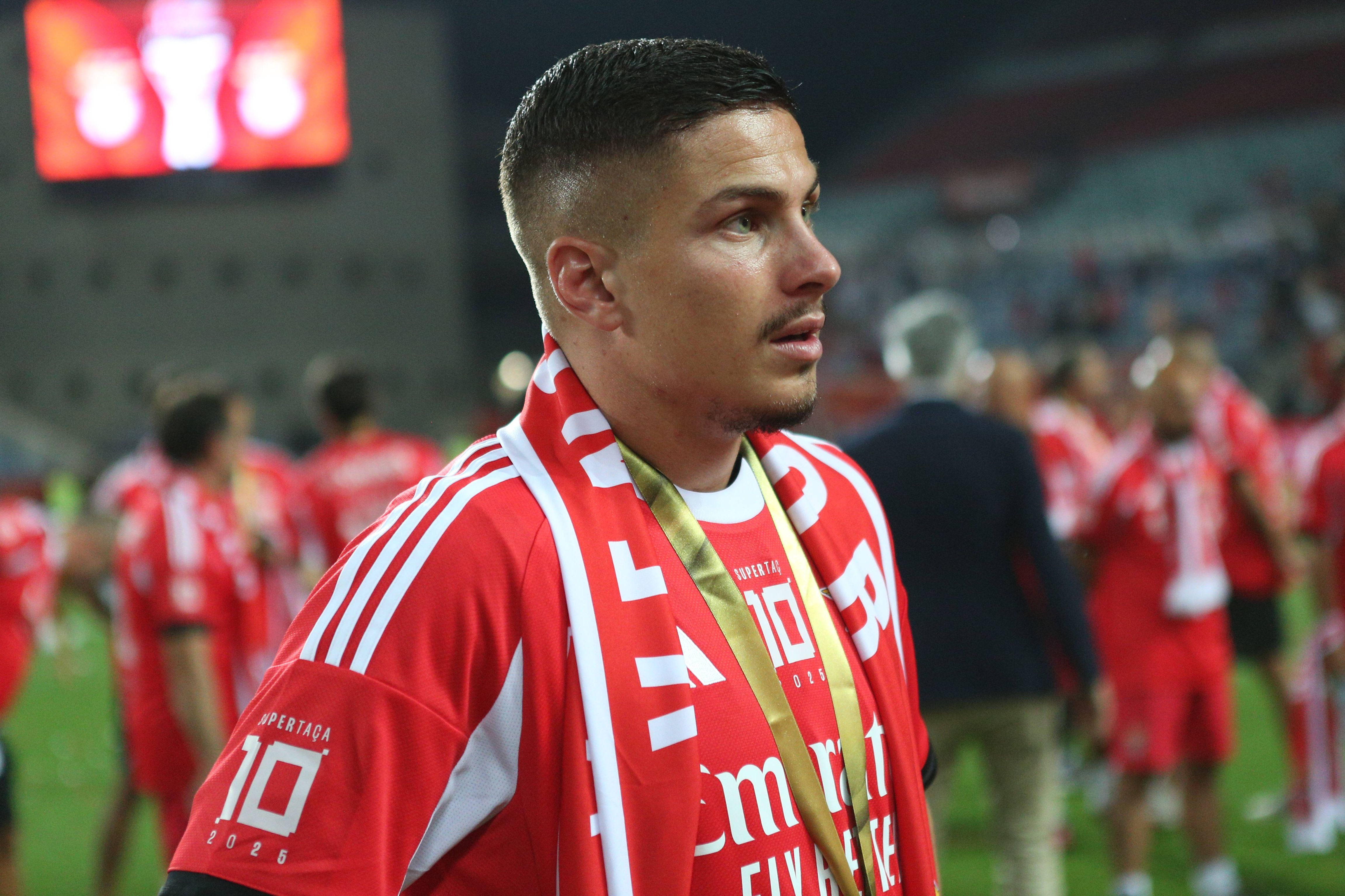 Ivanovic vestido à Benfica depois da conquista da Supertaça