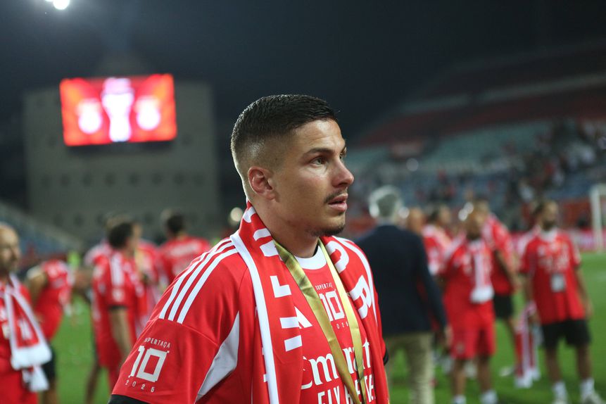 Ivanovic vestido à Benfica depois da conquista da Supertaça