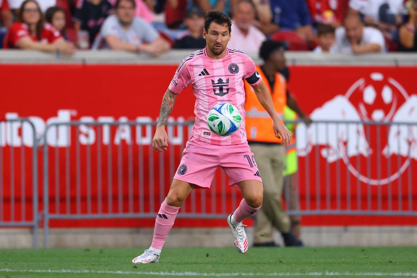 Messi a dominar a bola em jogo do Inter Miami