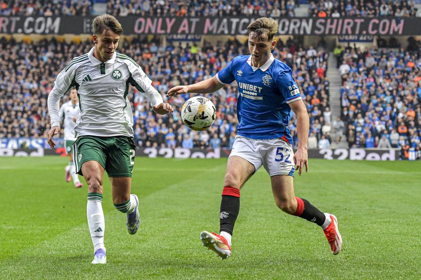 Giorgos Vagiannidis em ação pelo Panathinaikos diante do Rangers, na Liga dos Campeões