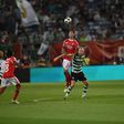 Enzo Barrenechea em duelo com Hjulmand (Miguel Nunes)