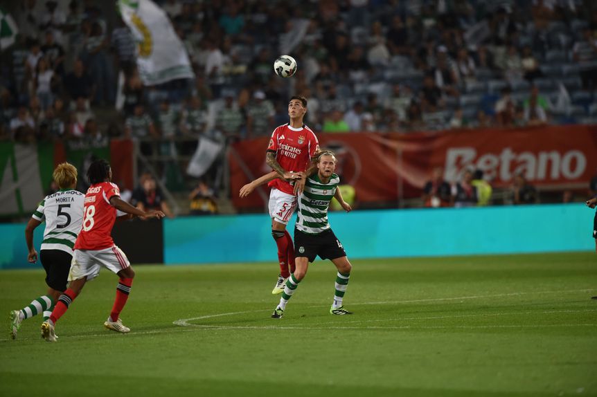 Enzo Barrenechea em duelo com Hjulmand (Miguel Nunes)